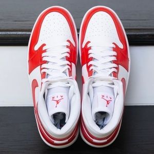 Nike Womens Air Jordan 1 Mid Sneakers